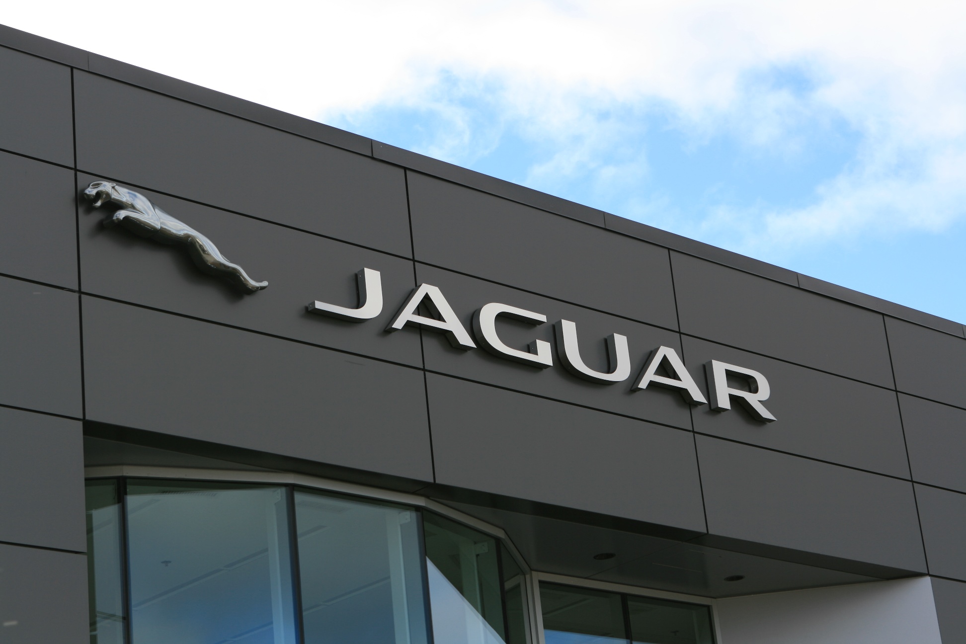 Car dealer Jaguar Land Rover Quebec EMS